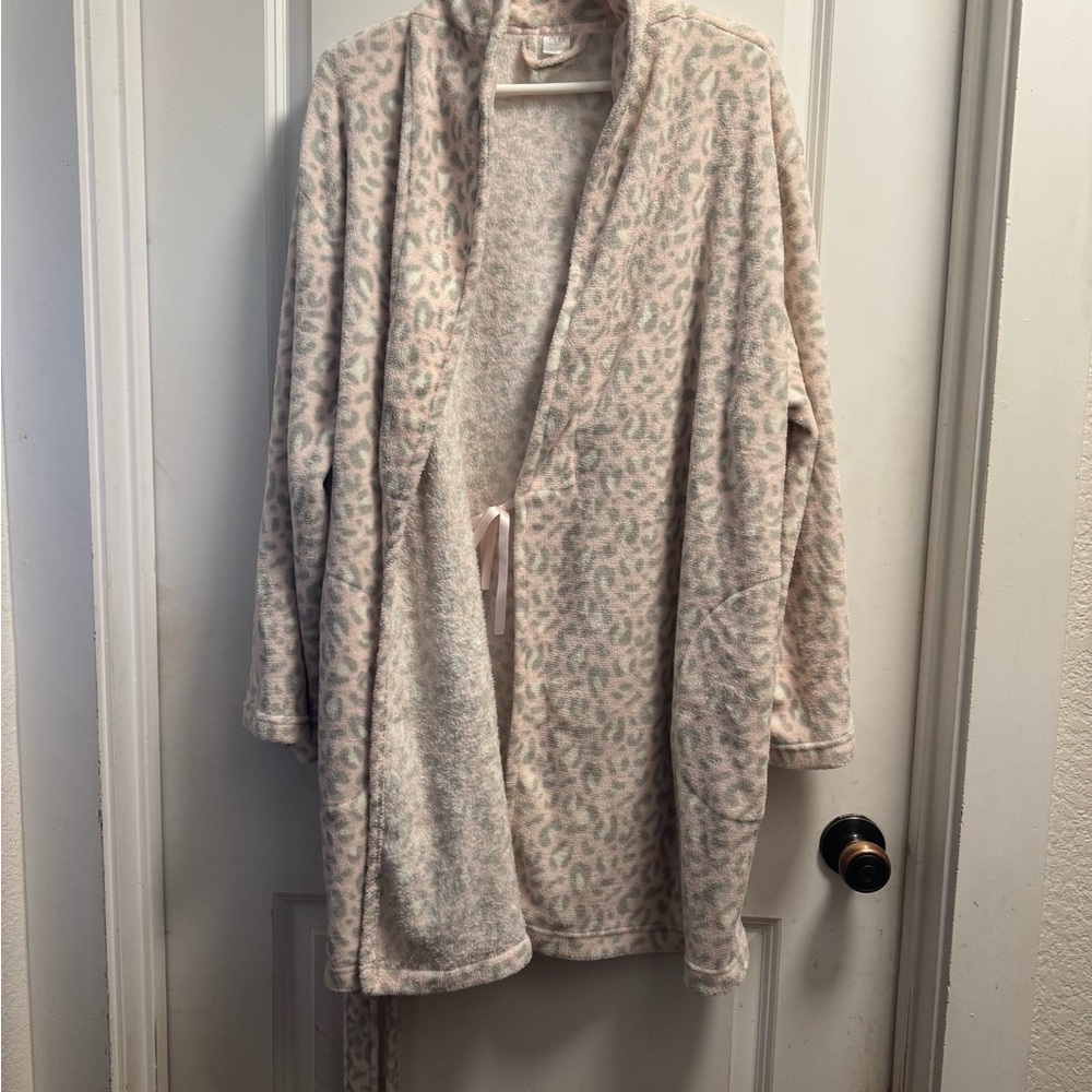 Cozy Pink Leopard Print Robe - Picture 2 of 6